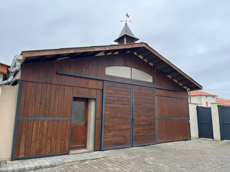A vendre Barn - curie 9 boxes cheval libert