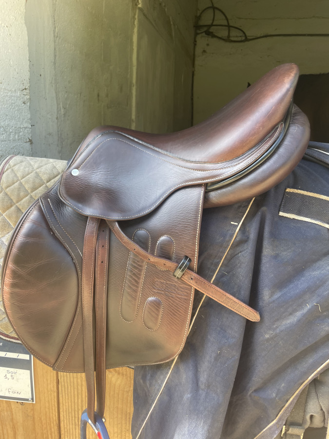 Selle De Dressage GBS Sellier DR XCR – 17 Pouces, Noire, Doublée Veau, Quasi Neuve