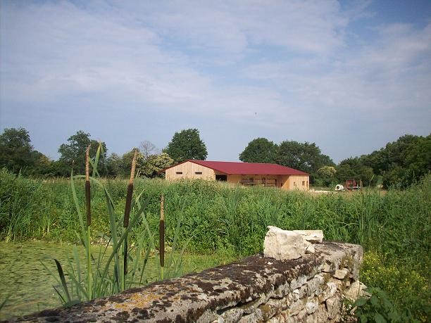 B�timent de 400m� au bout du champ