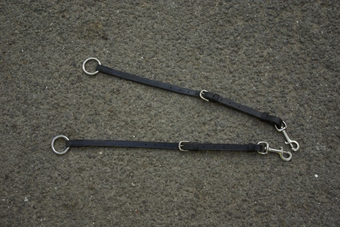 Fourche de martingale en cuir noir et anneaux argents, taille cheval, neuve.