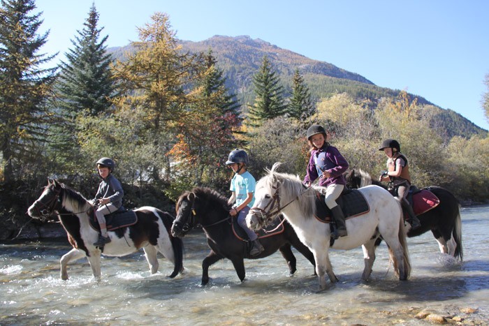 Balade au bord de la Guisane a Serre Chevalier, avec le centre equestre Cavalcade