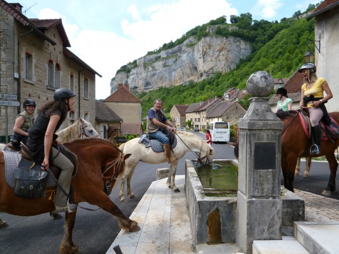 on abreuve les chevaux en passant  Baume