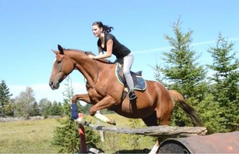 Louyana & moi sur un saut en cordelette , environ 2p3 - 2p6 . (: