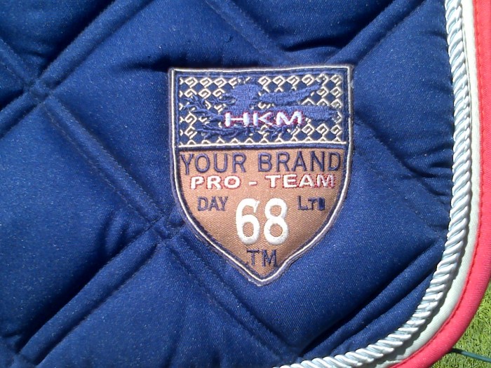 Tapis de selle HKM bleu marine + bordures framboise