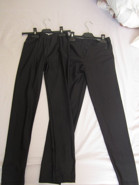 2 collants leggings de gym de marque DECATHLON - DOMYOS en taille 12/14 ans. En trs bon tat.