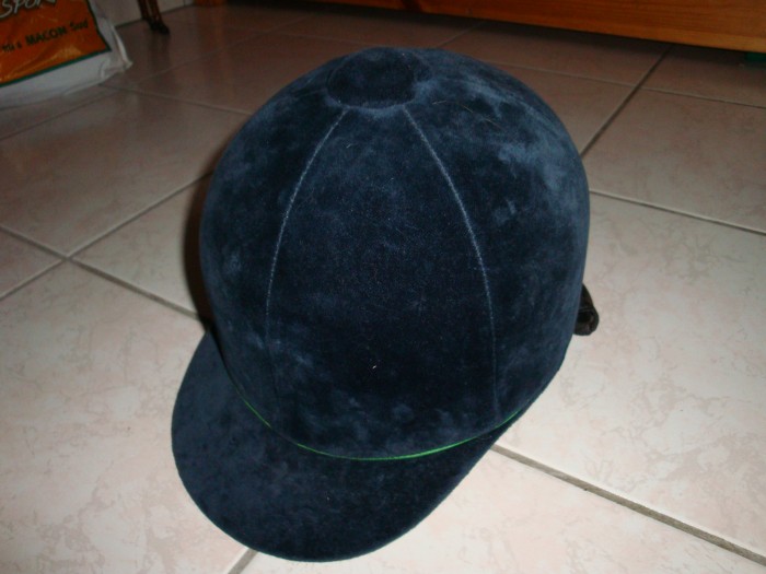 BOMBE NOIR, AVEC PROTEGE NUQUE, TAILE ~56, NEUVE.