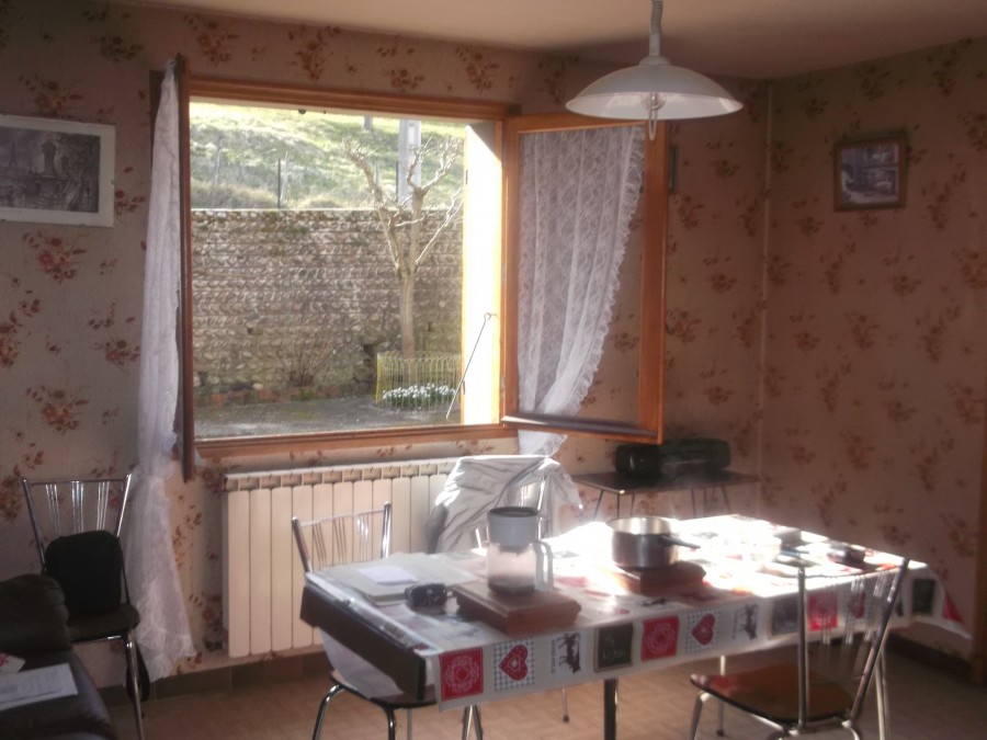 salle � manger cot� sud vue  sur la coure