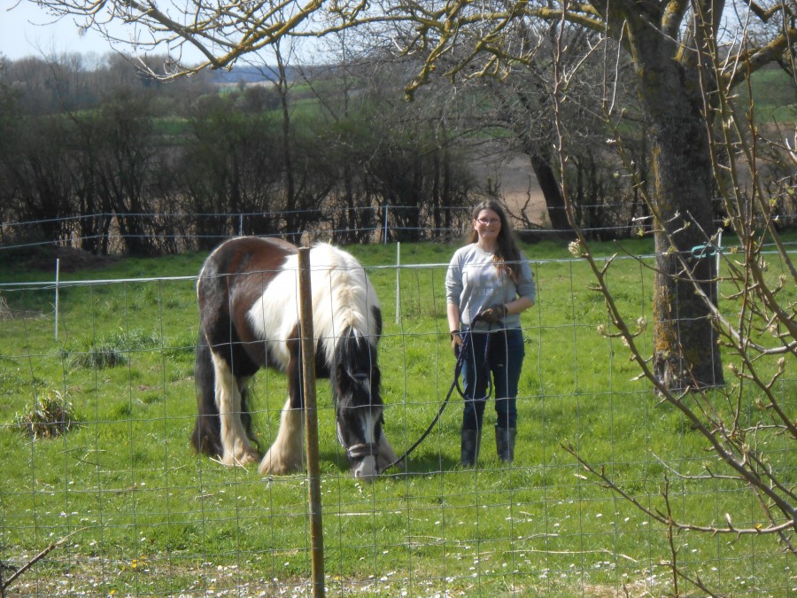 12/04/2015 son arriv au prs et la vue de la magnifique herbe, et mois sur un petit nuage