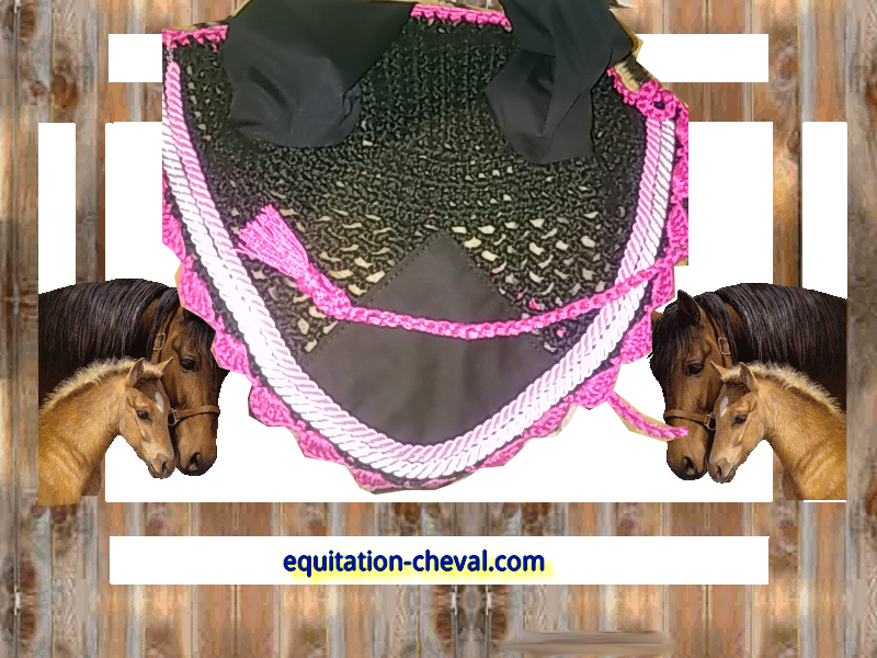 Bonnet crochet noir et bordure rose, peut �tre serti de strass sur demande