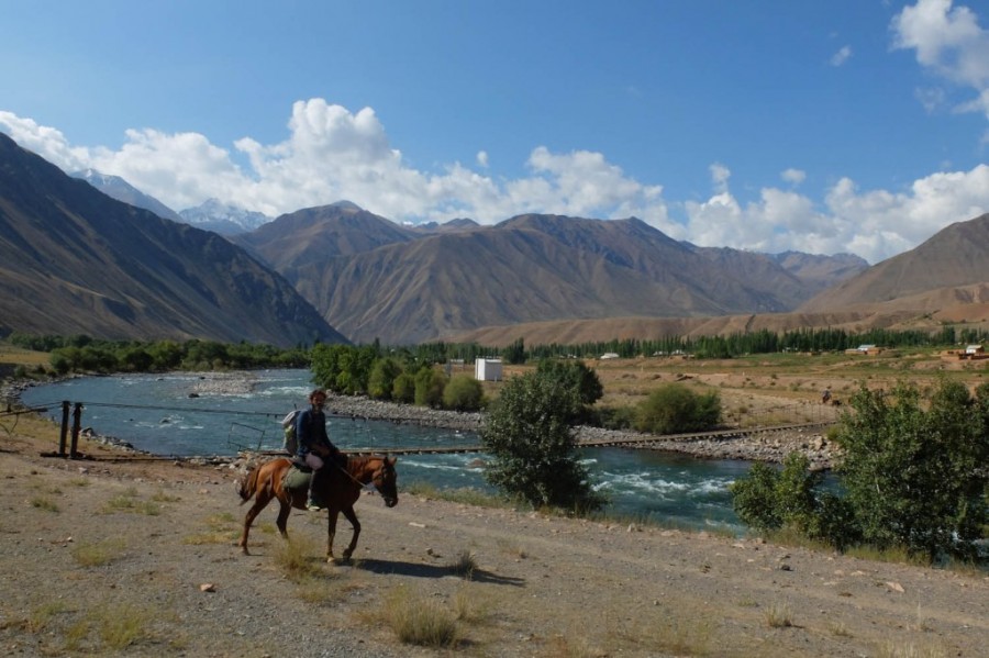 Aprs avoir pass le pont suspendu avec les chevaux en main