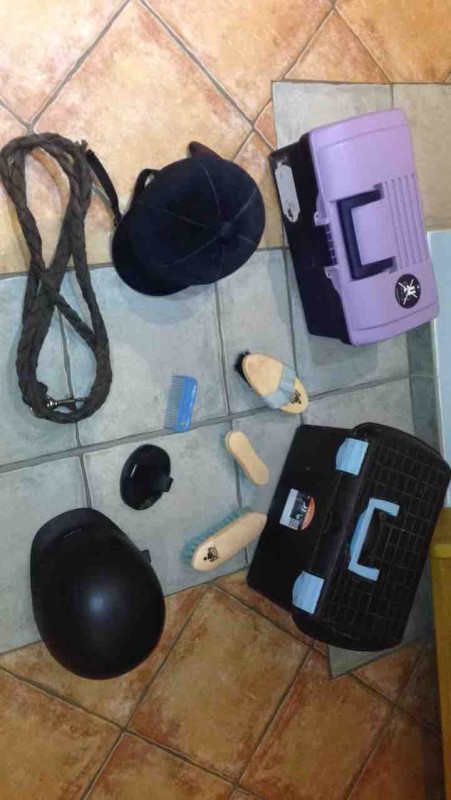 A vendre affaires d�equitation (boite de pansage, pantalon, tapis, sangle, brosses, bombe, longe, bottes....ect) photos, taille et prix sur demande. 