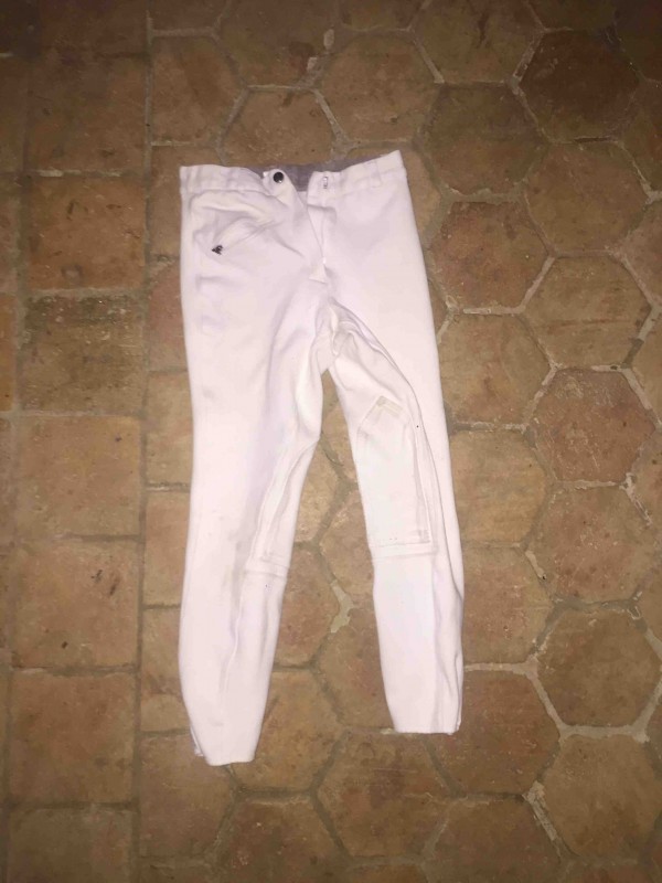 Pantalon blanc avec quelque que taches mais sui ne sont pas visible grca aux chaussettes 