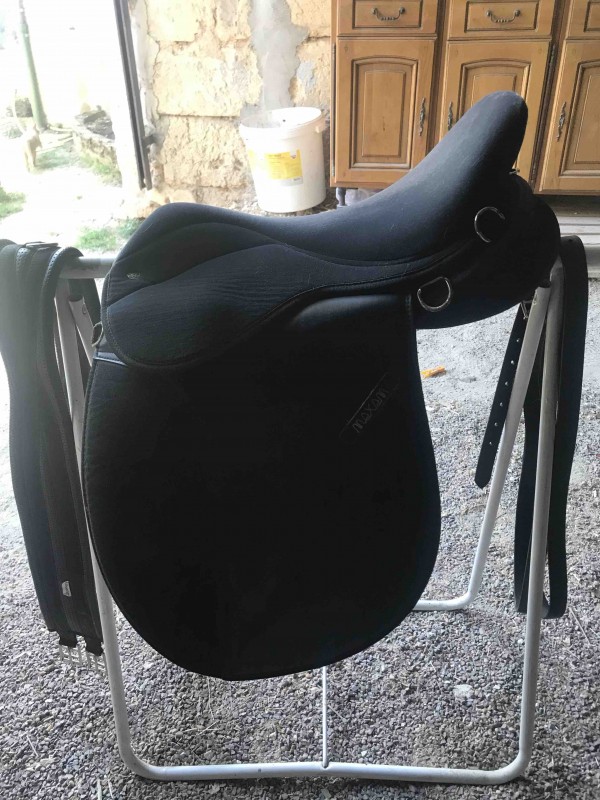 Je vends ma selle Maxam equip�e etrivieres et sangle 
