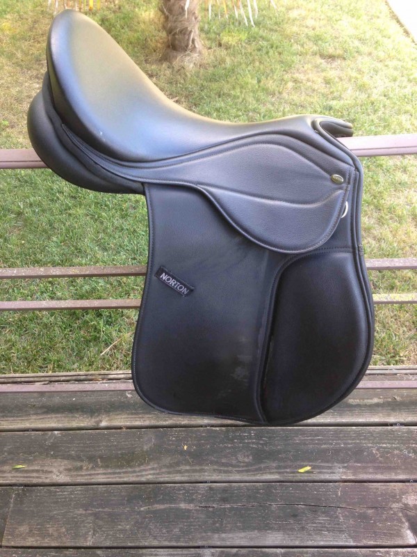 Selle norton synthetique taille 17p