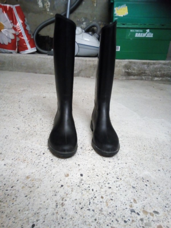 Bonjour,
Je vend une paire de bottes fouganza taille 32. Plus d\'informations en messages priv�s.
