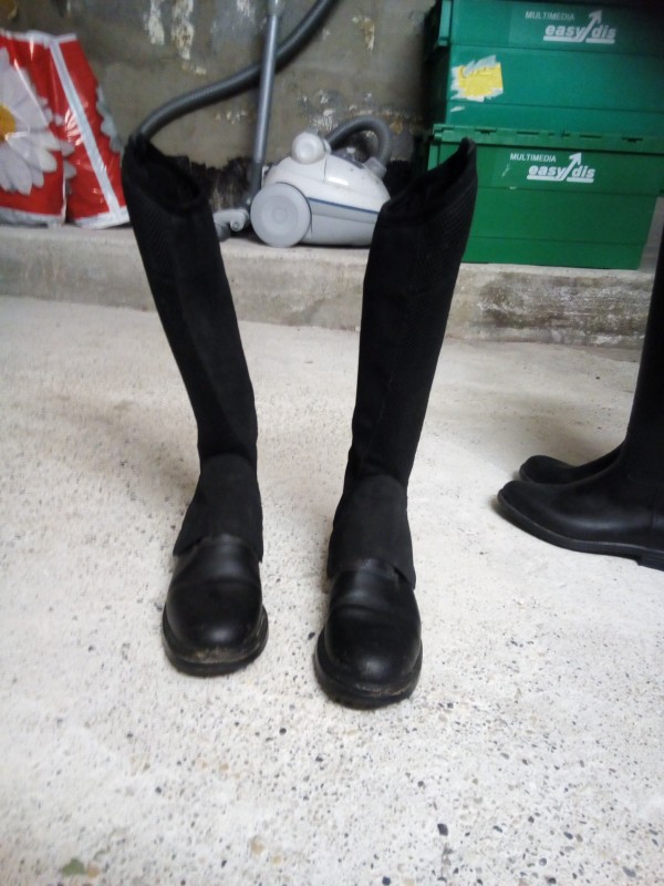 Bonjour,
Je vend une paire de boots et de mini chaps. Tr�s bon �tat.
prix : 20? mini chaps + boots
prix : 10? mini chaps ou boots 