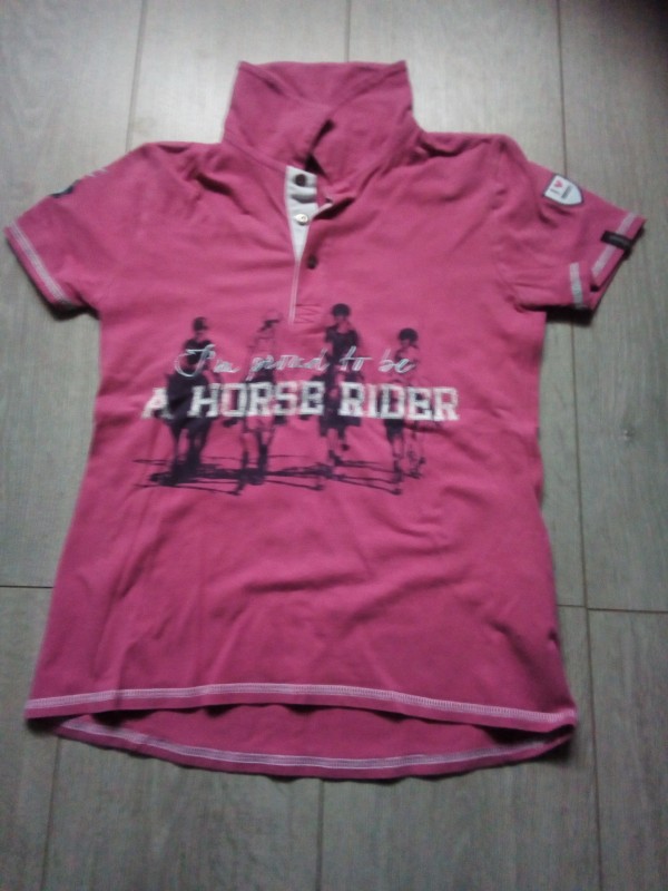 Bonjour,
Je vend un polo fouganza.
taille : 12 ans 
prix : 8?
Pour plus d\'informations me contacter par messages priv�. 