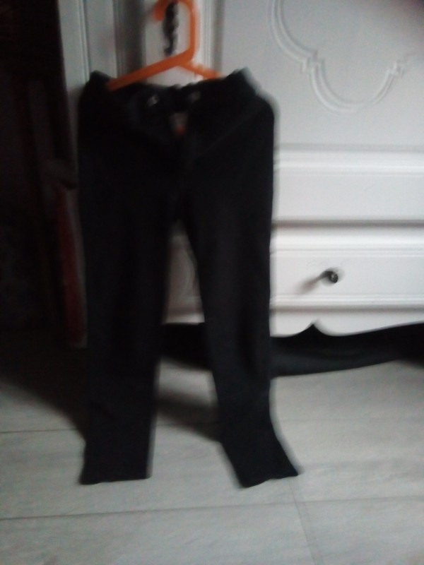 Bonjour,
Je vend un pantalon noir d\'�quitation fouganza
taille : 12 ans
prix: 10?
Pour plus d\'information me contacter par message priv�.