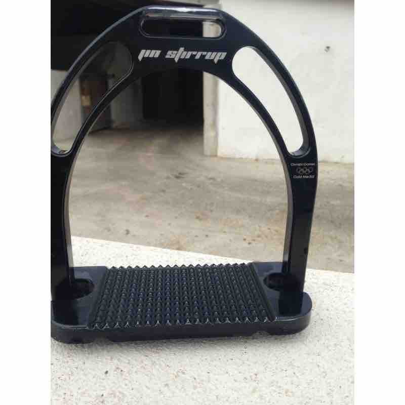 Vend mes �triers jin stirrup � 100? n�gociable 
bon �tat 
Les etriers Jin Stirrup�se distinguent par un�design r�volutionnaire et l\'utilisation d\'un mat�riau�d\'avant-garde:�l\'aluminium. 
L\'aluminium permet d\'obtenir un��trier�d\'un poids de�300 gr, 