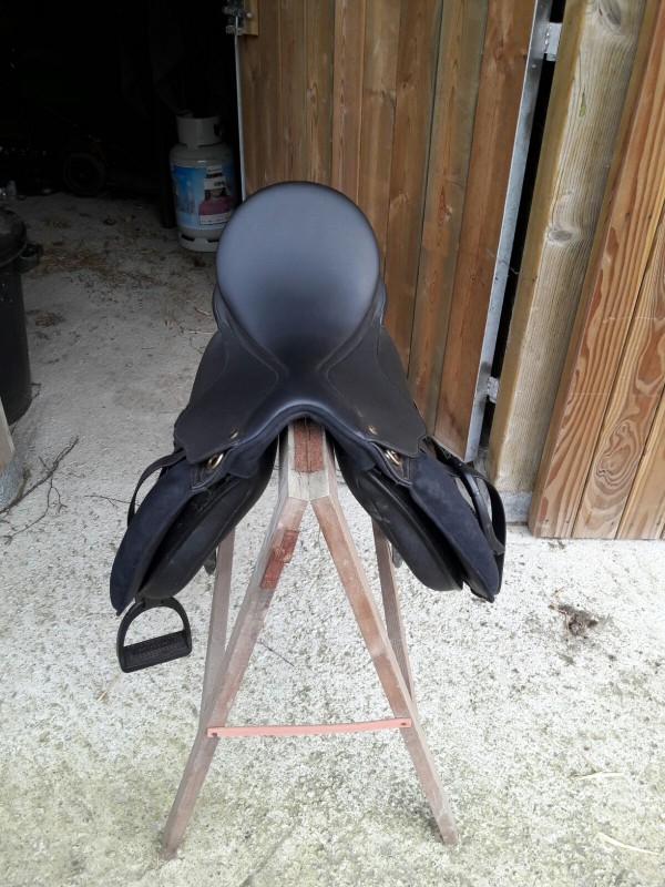 Bonjour je vends ma selle de la marque\