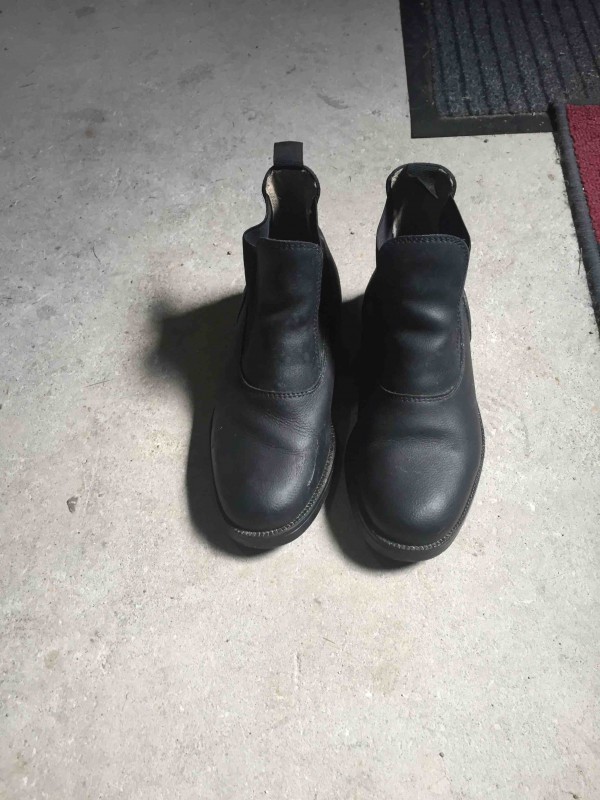 Je vend mes bottine d equitation car trop petite taille 36 tres bonne etat au prix de 22? (negociable) et si interesser d autre taille et envoyer un message en prive 