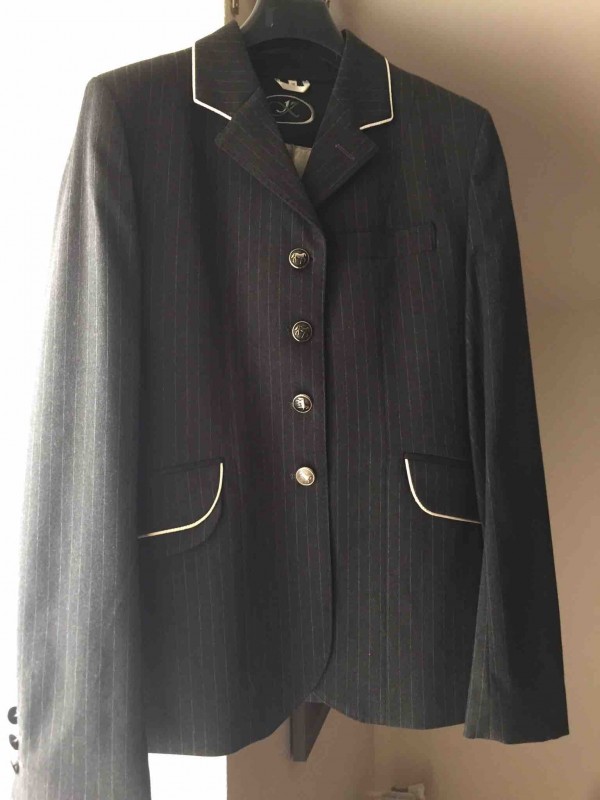 A vendre veste +pantalon blanc  de concours marque Komutekir
Porte 1 fois   Etat neuf   
80?