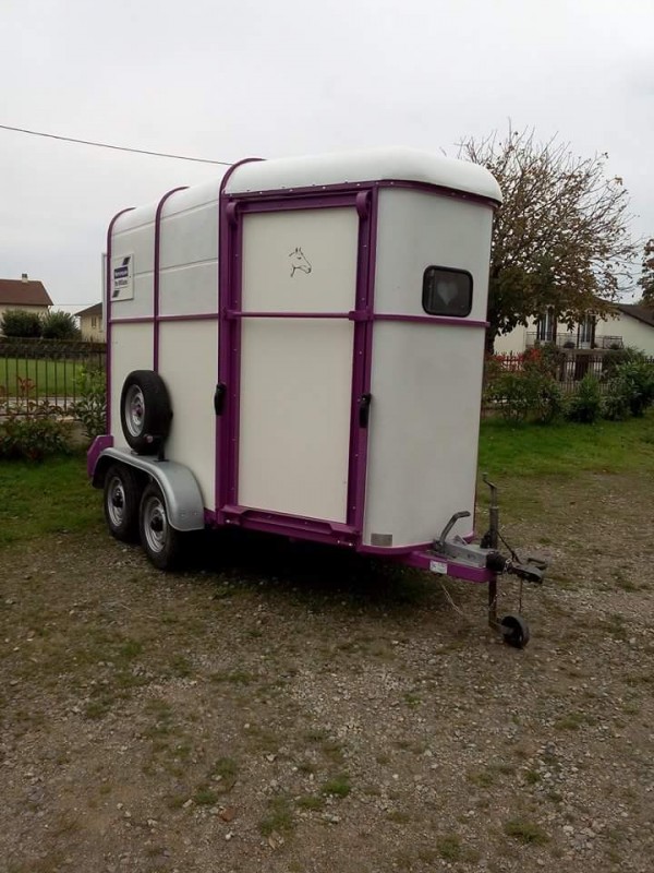
Bonjour,

Je vends mon van Ifor Williams original de 1979. 

Il a �t� enti�rement mis � nu et refais � neuf en 2015 par un professionnel (parois lat�rales, pont arri�re et avant, pneus, electricit�, plancher marine, roue jockey...).

Il a tr�s peu servi,