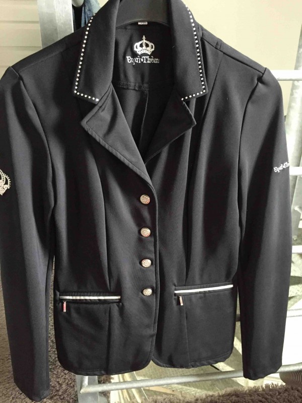 Je vend une veste equi-theme noir en taille 36 .
Tres bonne �tat acheter 159? a vendre 60?