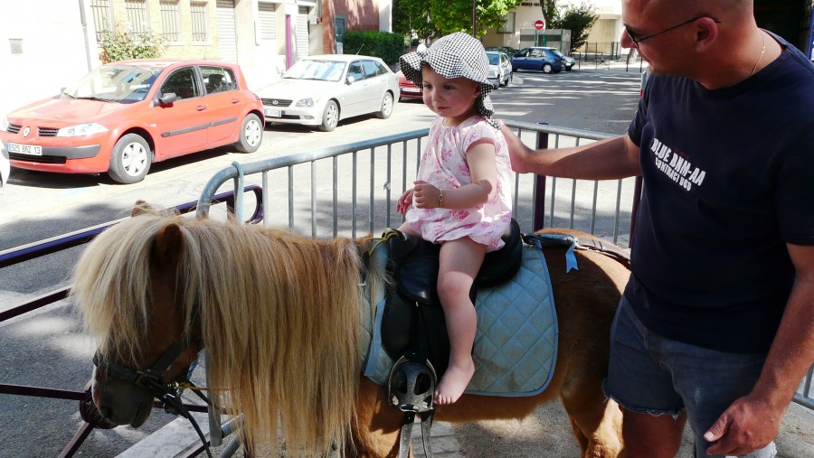 la premiere fois que je monte a cheval, j\'ai 1 ans et demi 


