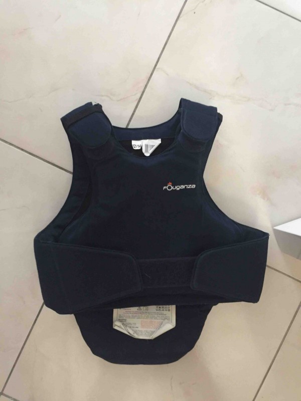 Prot�ge dos, en tr�s bon �tat, peu servis. (taille 12/14ans)
Je suis du Val d\'oise.
 a vendre 30euros n�gociable