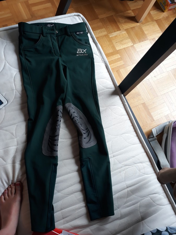 Je vends mon pantalon d\'quitation d\'hiver. 
De couleur vert fonc , sapin. 
Taille franaise :36
Et c\'est de la BX 
Bonne qualit, polaire a l\'intrieur, trs  confortable, je l\'ai mis 5 fois. 
Pas de sche  linge et pas d\'adouciceur, et pas plus d