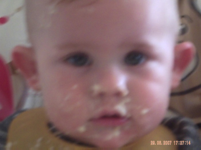 mon petit frere qui mange de la puree(il a 1an)