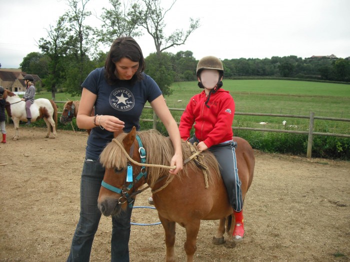 Animatrice, il m'arrive de faire des initiations au poneys pour les enfnats (ici, Tintin)