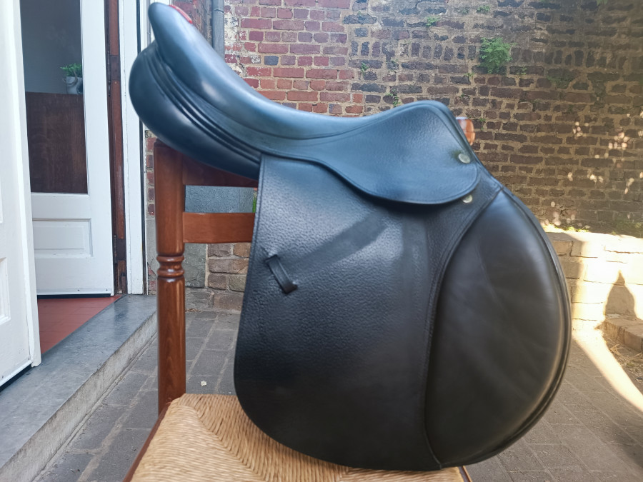 Selle �quipe �volution
  ?Taille 17,5
  ?Si�ge semi creux
  ? Taille garrot M
?Chouette selle pour les chevaux ayant de larges �paules

?? Prix : 1.700 euros 

*N�gociable 
Pas d\'envoi