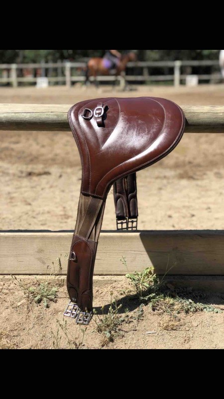 A vendre, bavette norton �lastique marron, taille 125, en tr�s bon �tat 
Prix: 80 euros