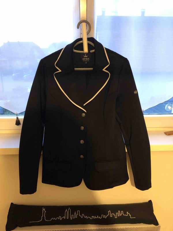 Vends veste de concours Felix Buhler parfait �tat mise moins de 10fois
Taille M
Noire
50? negociable