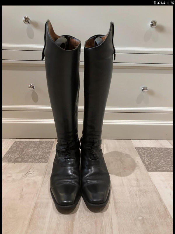 A VENDRE 

Bottes equitation
Taille: 41
Marque: Niro boot
Cause de vente: trop grande
Etat: neuf servi 1 fois 
Prix neuf: 475?
A vendre: 350 ( je les met � ce prix car elle sont n�gociable) 
Contacter moi
