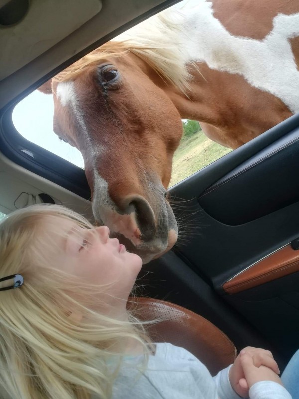 Kenza aime les bisous