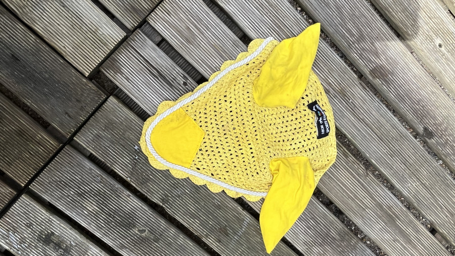 bonnet cheval HKM jaune 
10?