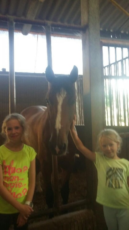 Je pose avec les petites nices de mon groom !