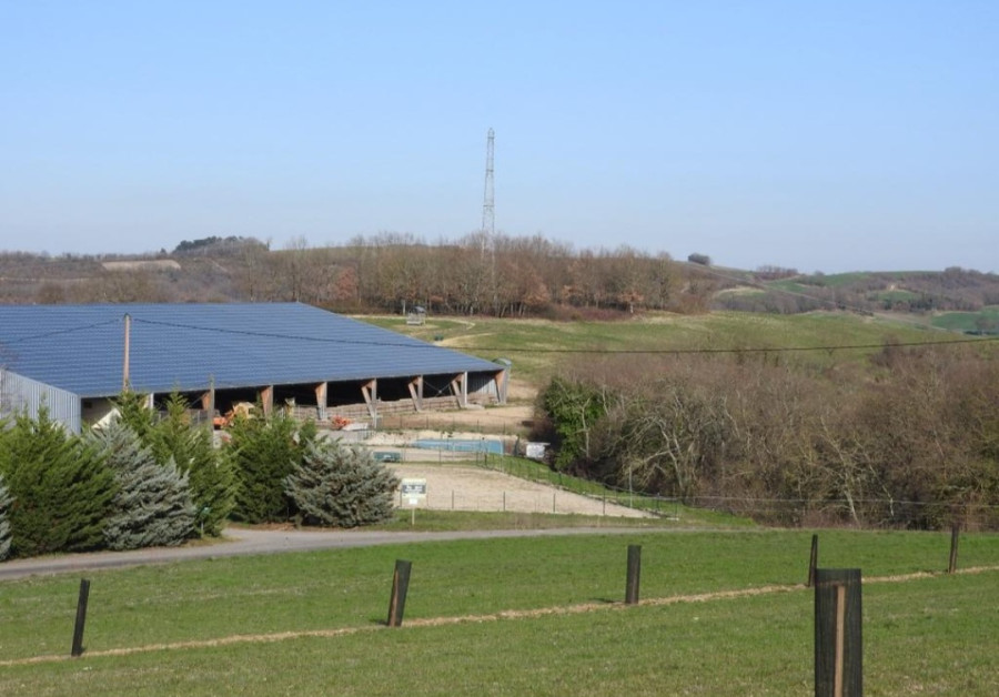 LOCATION BOX DANS UNE STRUCTURE EQUESTRE (32000- GERS)

L\'�curie du Petit Bast� � Pessan (10 minutes d\'Auch)
 vous propose de louer :
 - 8 boxs, 3m/3m, abreuvoirs automatiques 
- Sellerie 
- Paddocks en herbe avec acc�s � l\'eau 
- Aire de pansage 
- Ro