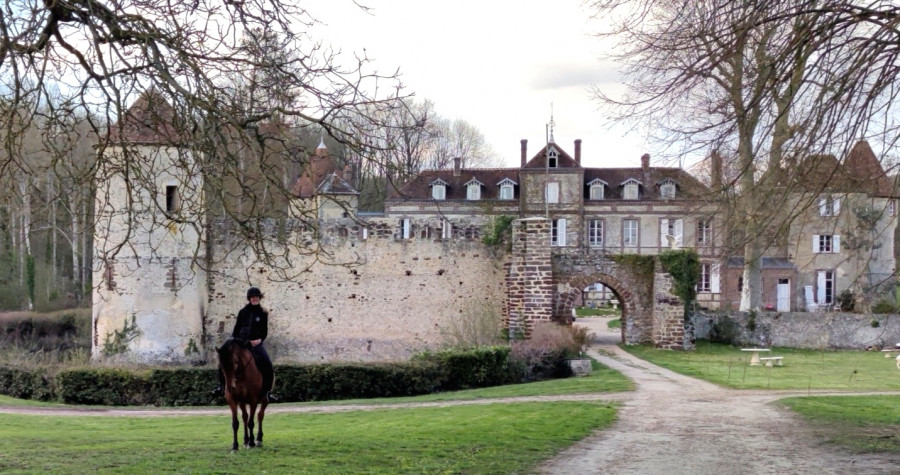 Les �cuyers du ch�teau de manou
*demi pension *location de chevaux et poneys pour balades autonomes *balades accompagn�es *pension (location pr�) 