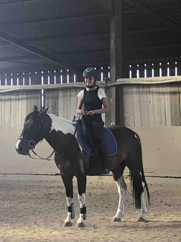 Bonjour 
Cherche une demi-pension ,galop 5 ideal  pour el cahuete 6 ans 1m42 vif mais tres calin dressage,cso,balade 140? 3 fois par semaine 
Carriere oui 
Manege non 
Rond de longe oui 
Au pres a lissieu 