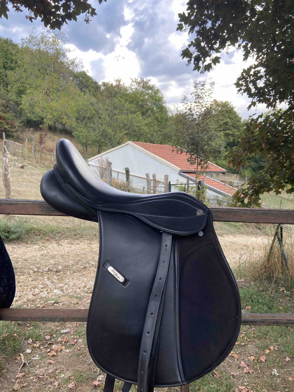 je vend une selle eric thomas , en tres tres bon etat . Je la vend avec house +etrier , etriere et sangle =270? 
17,5 pouces 