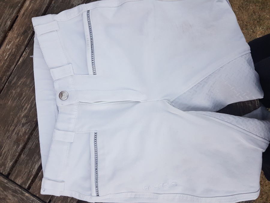 Pantalon blanc de concours marque LAVALERRA
Mit seulement 2 fois, micro usures du silicone a cause de la selle
Achet� 100? vendu 50?