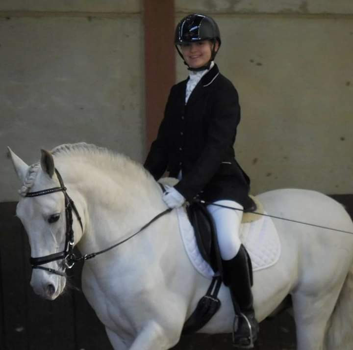 Bonjour � tous !
Je suis � la recherche d\'un tier de pension pour mon �talon Fuego de 20 ans (mais qui en a 13-14 dans sa t�te). C\'est un espagnol et il mesure 1m55 au garrot. 
Il est super gentil en piste, il a de tr�s bonne bases de dressage et au vu 