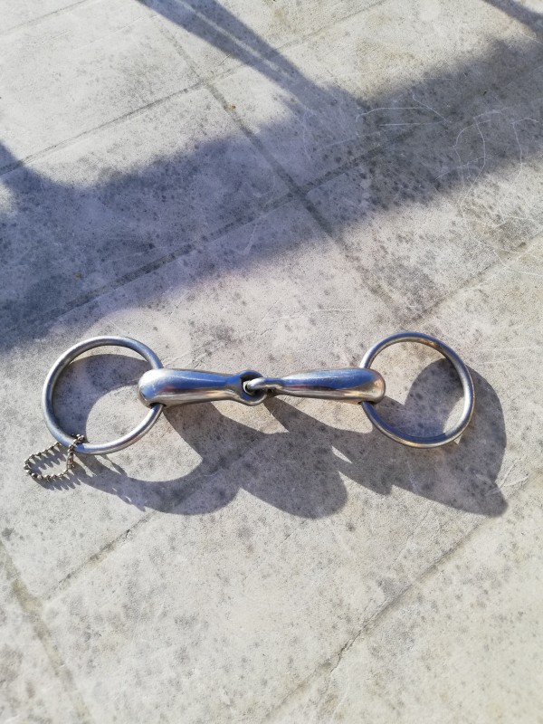 Bonjour je vends un mors simple en 105mm.
Il a �t� port� une ou deux fois. Je le vends 10 euros a d�battre.