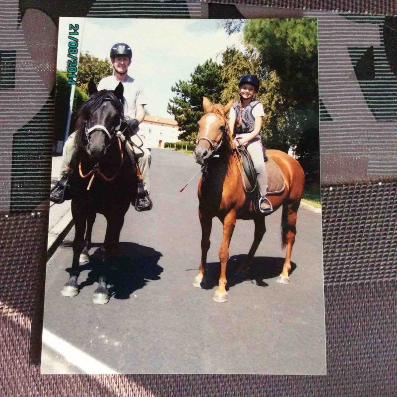 Bonjour, je viens de m\'inscrire sur ce site, j\'ai besoin d\'aide et de vos conseilles.. ma jument ( le cheval alezan sur la photo) a un caractere tr�s fort, j?ai excessivement de mal � faire des choses avec elle comme la tenir en longe sans �tre domin�e