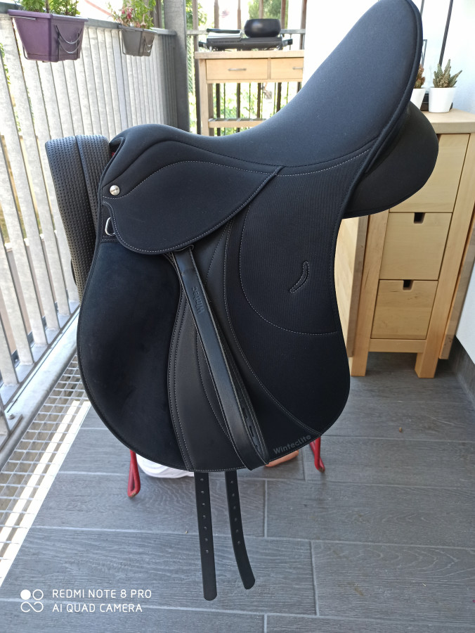 Bonjour je vend cette selle car elle est trop grande pouf moi. �tat neuf comme vous le voyez sur les photos (plus sur demande). Taille 17 pouces soit 43 cm. En mati�re synth�tique tr�s facilement lavable. Elle est aussi tr�s l�g�re avec amortisseur CAIR. 