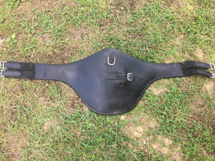 A vendre bavette noire 115 cm misse une dixaine de fois marque HKM acheter 145? a vendre 75? vente urgente